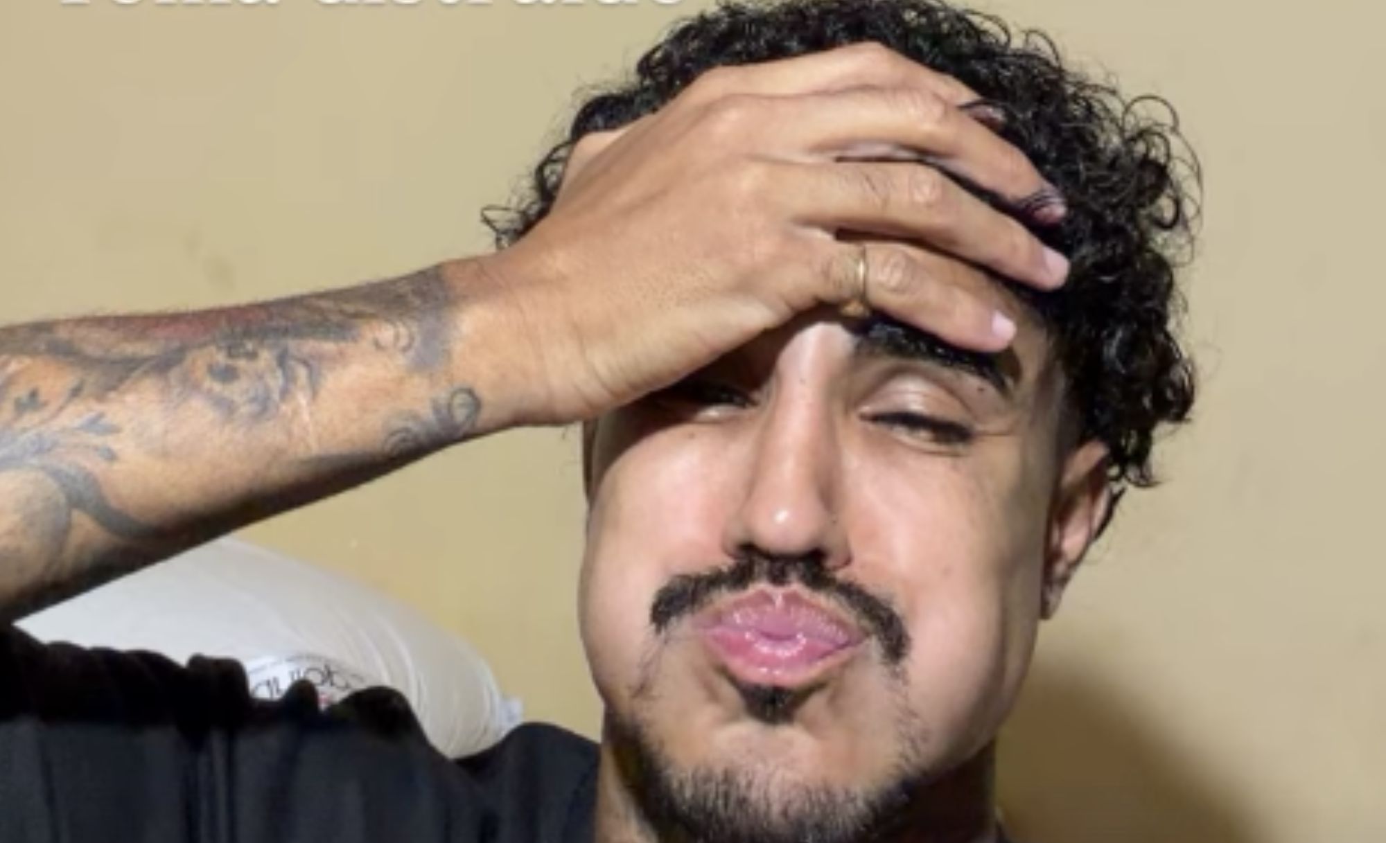 MC Livinho leva 'fora' de ex e vaza conversa