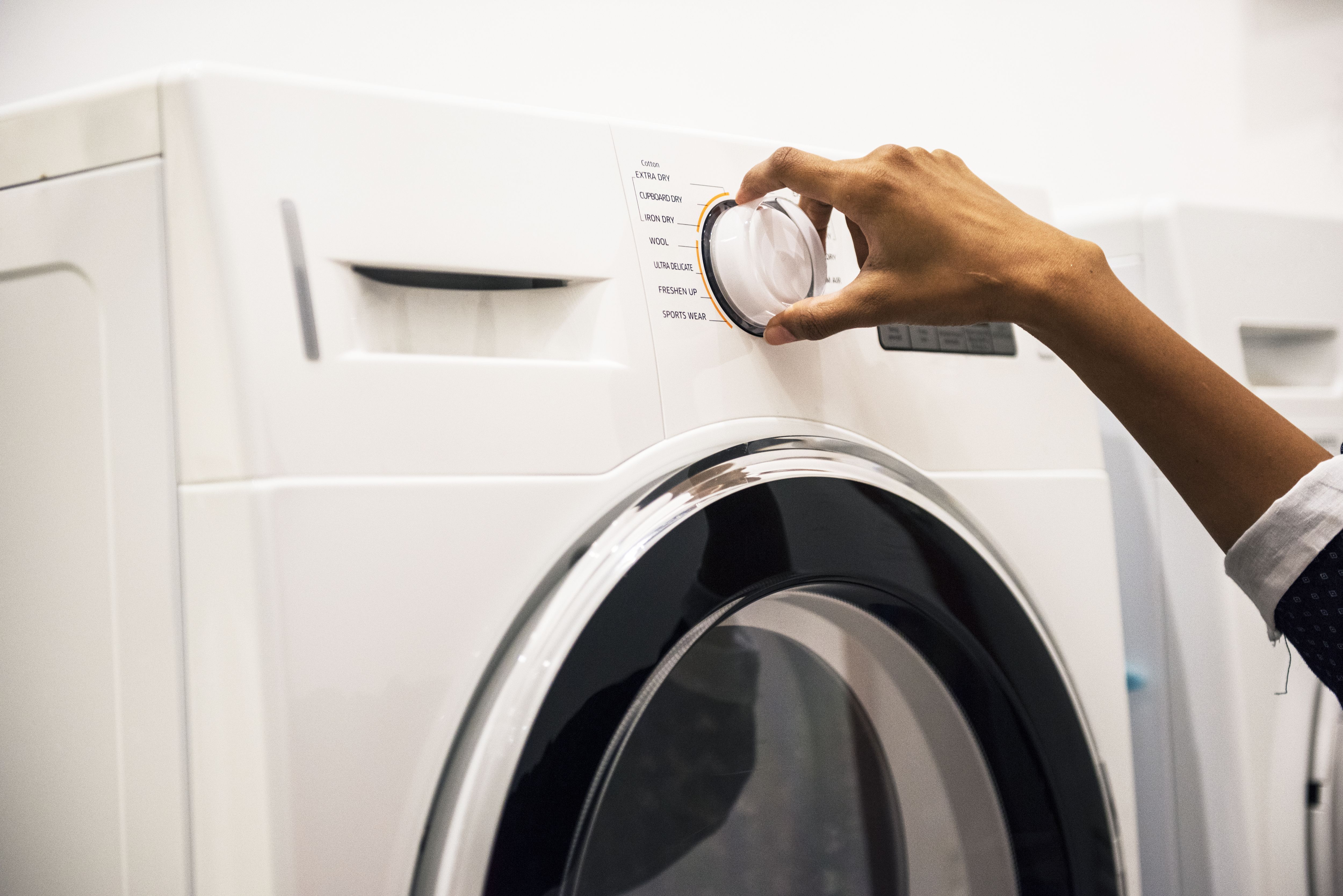 Máquina de lavar vazia com água sanitária: para que serve e por que é recomendada