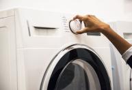 Máquina de lavar vazia com água sanitária: para que serve e por que é recomendada