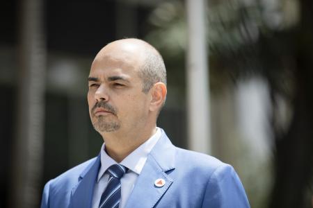 O governador de Minas Gerais, Mateus Simões, de terno azul claro durante sua posse em 2026
