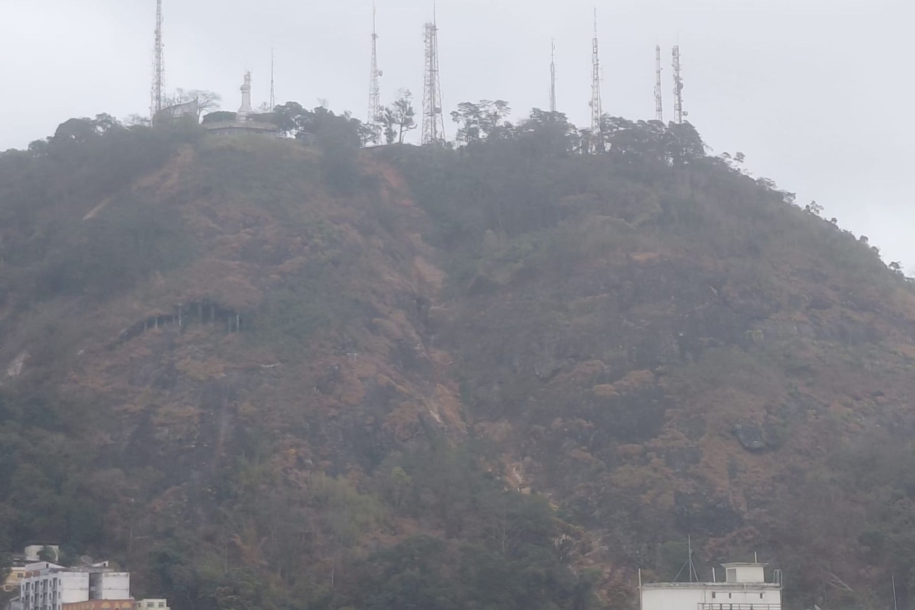 Bombeiros atuam em resgate de vítima ferida no Morro do Cristo
