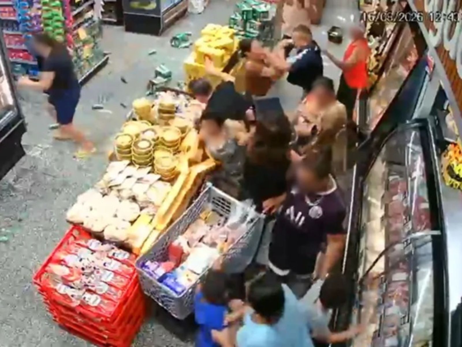 Mulher é morta esfaqueada por companheiro dentro de mercado em São Paulo