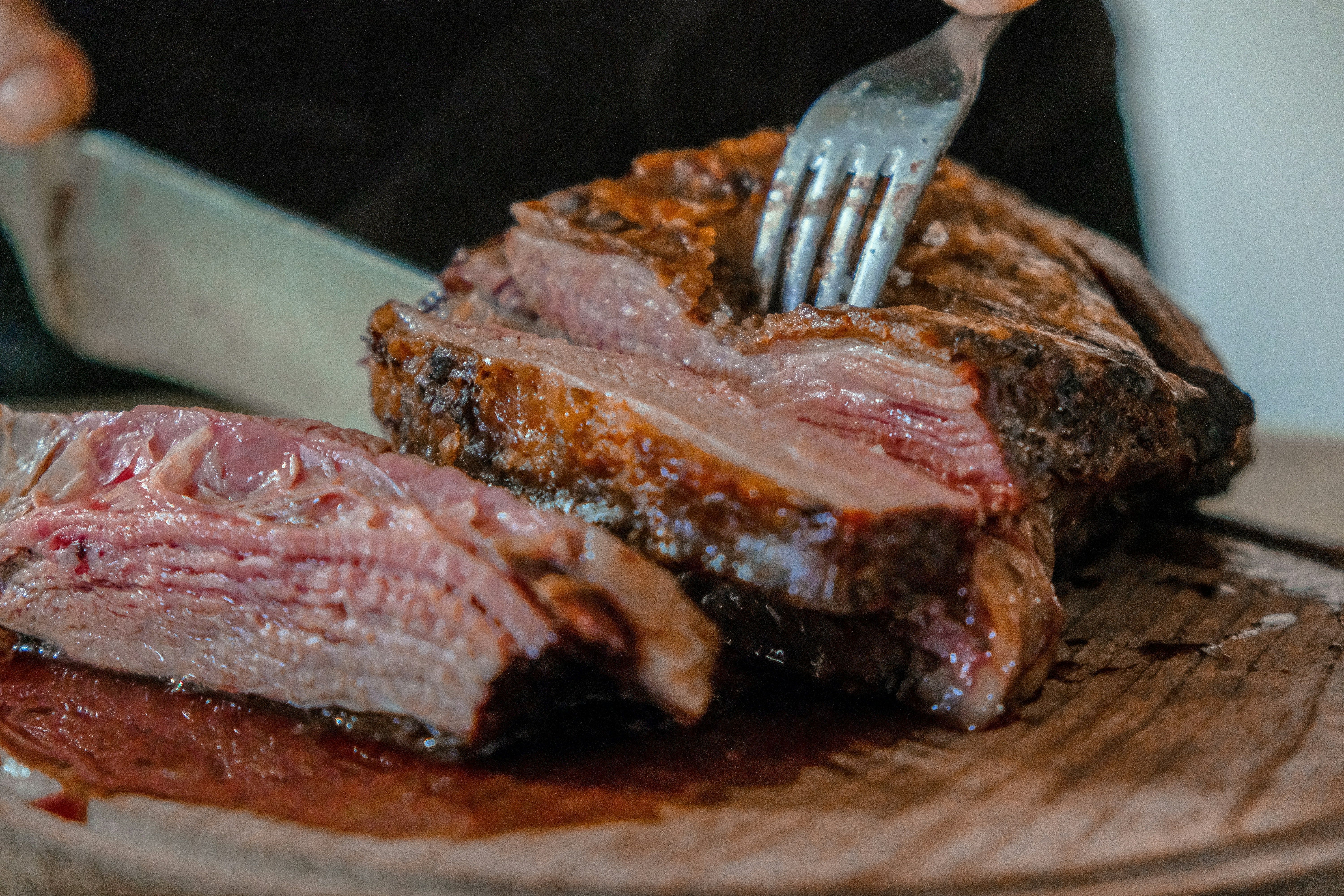 Não é vinagre nem limão: como amaciar qualquer carne e ainda realçar o sabor, segundo chefs
