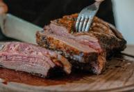 Não é vinagre nem limão: como amaciar qualquer carne e ainda realçar o sabor, segundo chefs