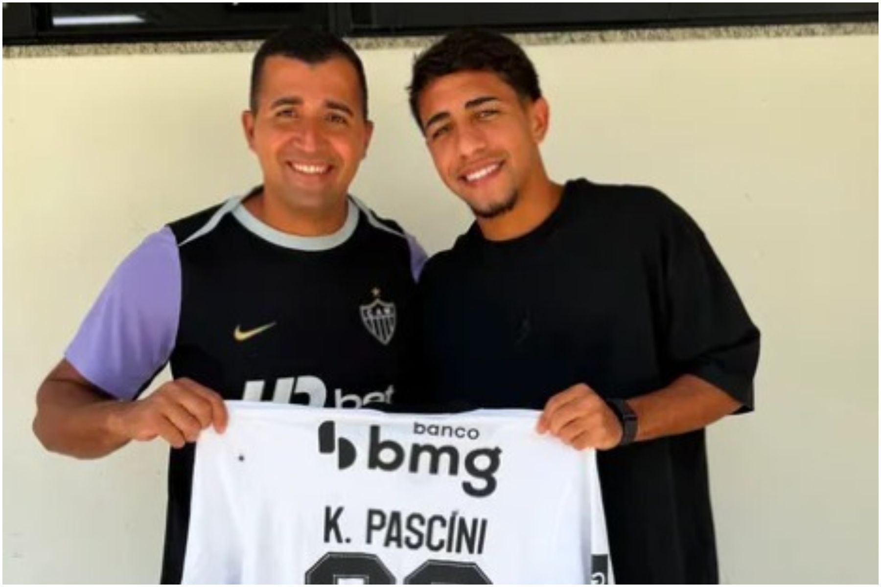 Pascini presenteia roupeiro da base do Atlético com camisa: 'Lembrança especial'