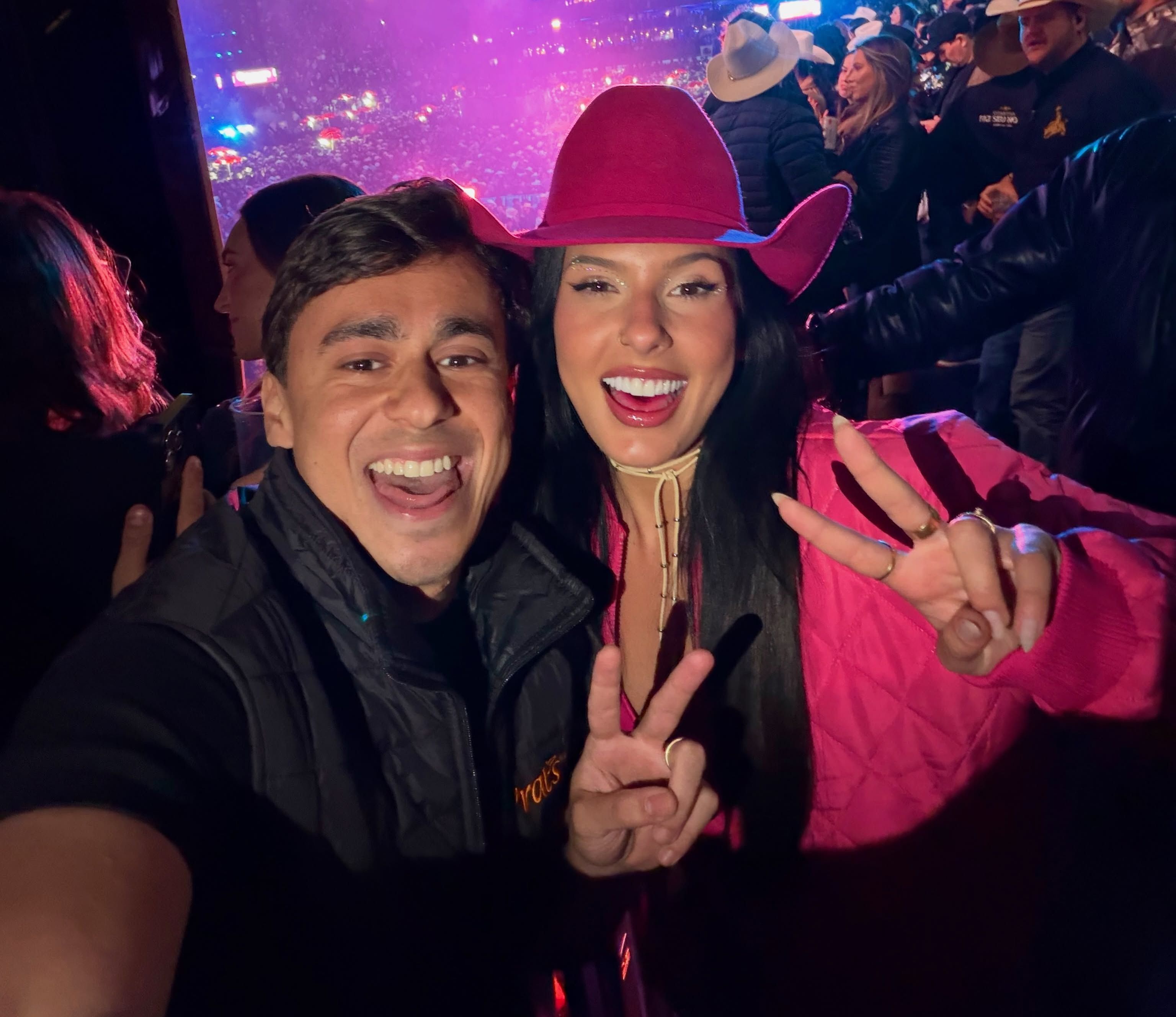 Ana Castela reage após Nikolas Ferreira postar foto com ela fazendo símbolo de partido
