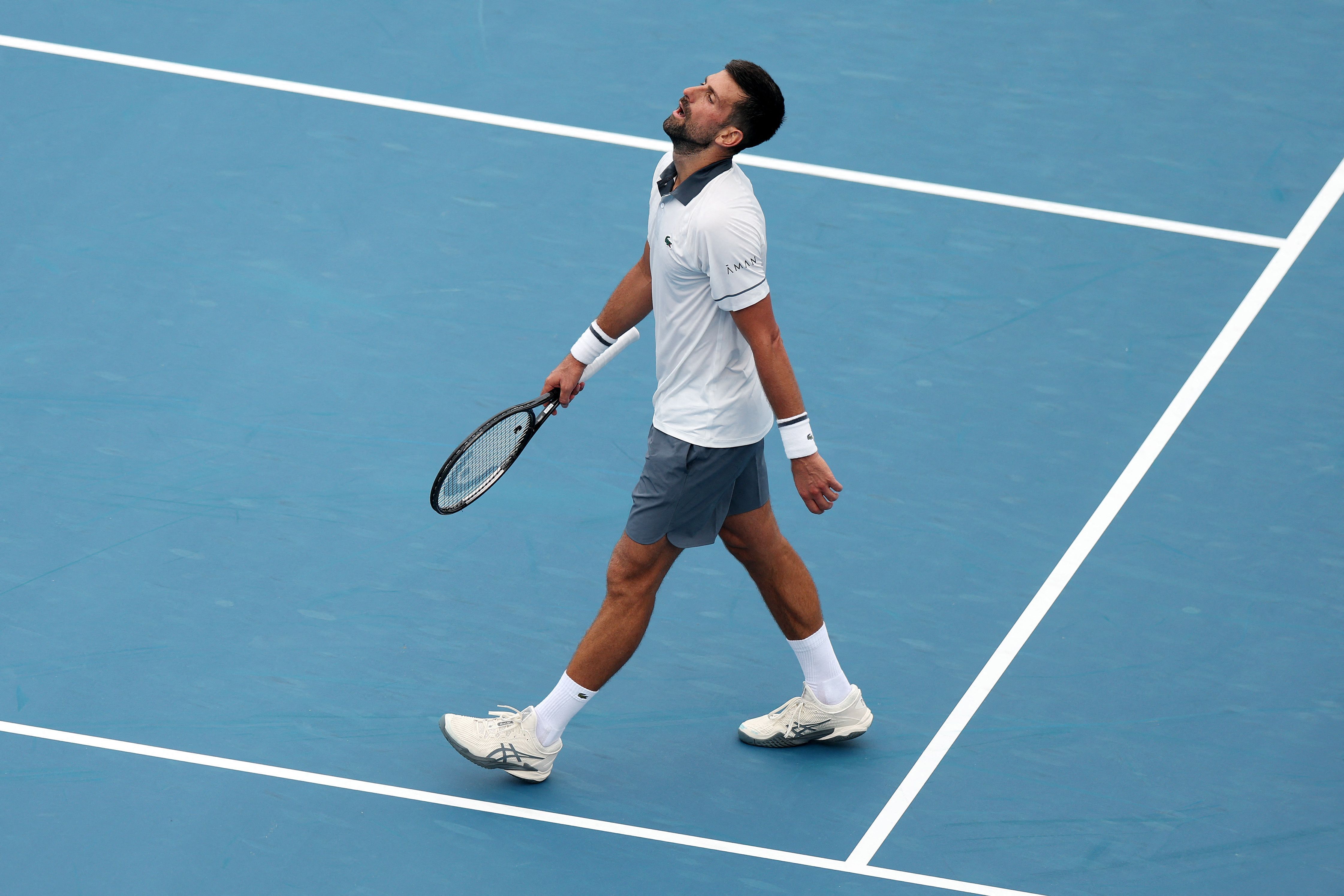 Djokovic sofre com calor, leva virada e é eliminado precocemente em Cincinnati