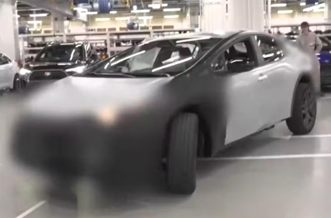 Novo Toyota Corolla revela interior e inédita versão elétrica