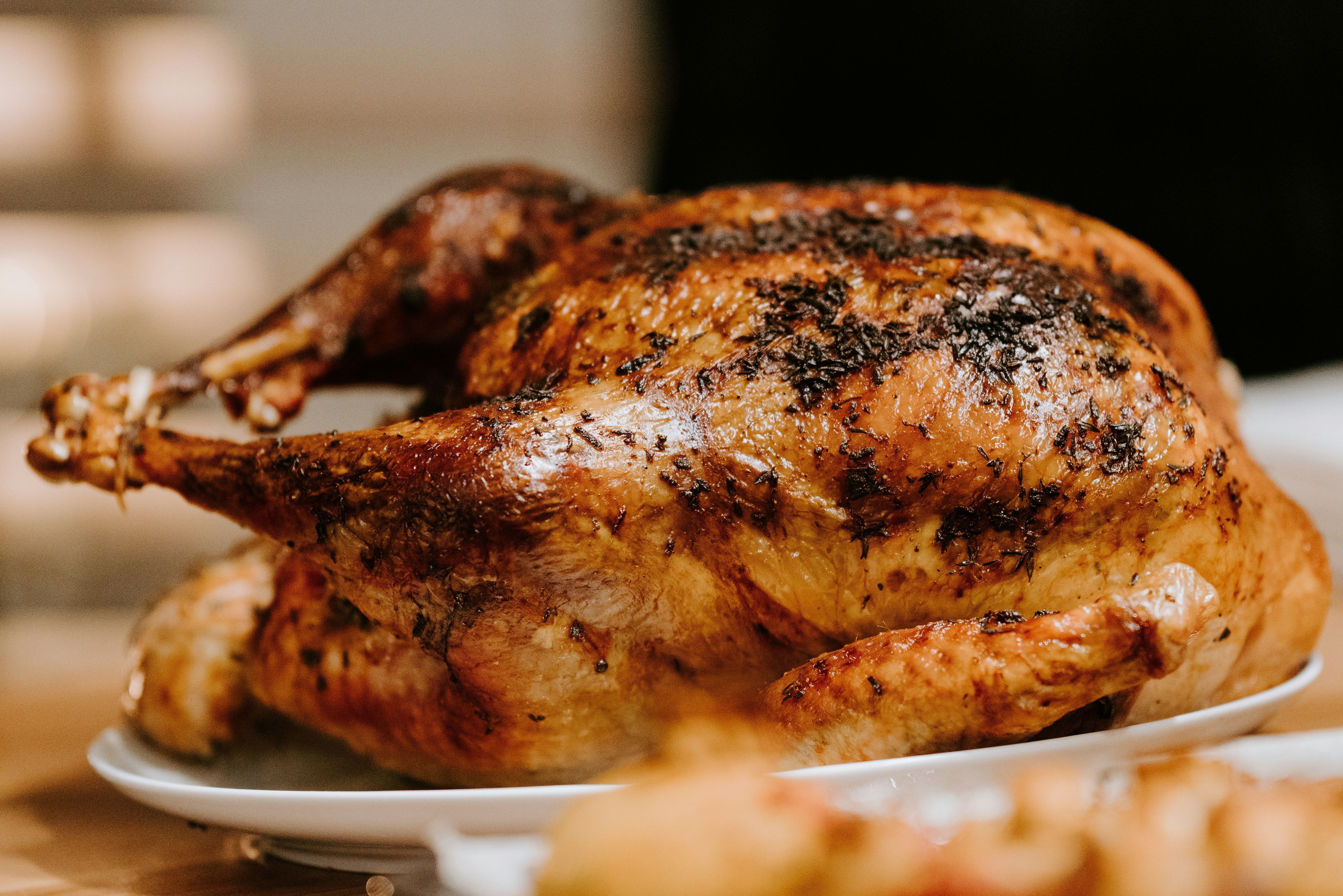 O segredo para deixar o frango assado mais saboroso, segundo chefs