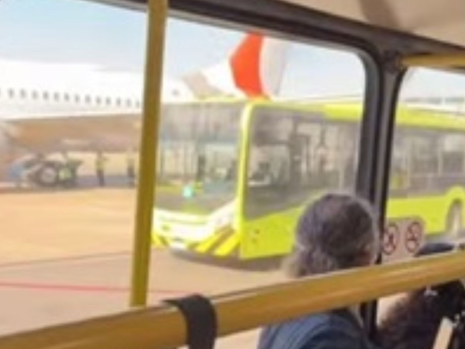 Vídeo: ônibus bate na asa de avião no Aeroporto de Guarulhos, em São Paulo
