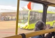 Vídeo: ônibus bate na asa de avião no Aeroporto de Guarulhos, em São Paulo