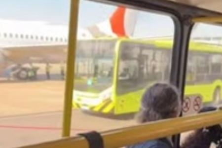 Vídeo: ônibus bate na asa de avião no Aeroporto de Guarulhos, em São Paulo