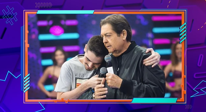 Faustão faz homenagem surpresa a João Silva em programa especial no SBT