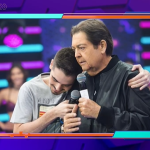 Faustão faz homenagem surpresa a João Silva em programa especial no SBT