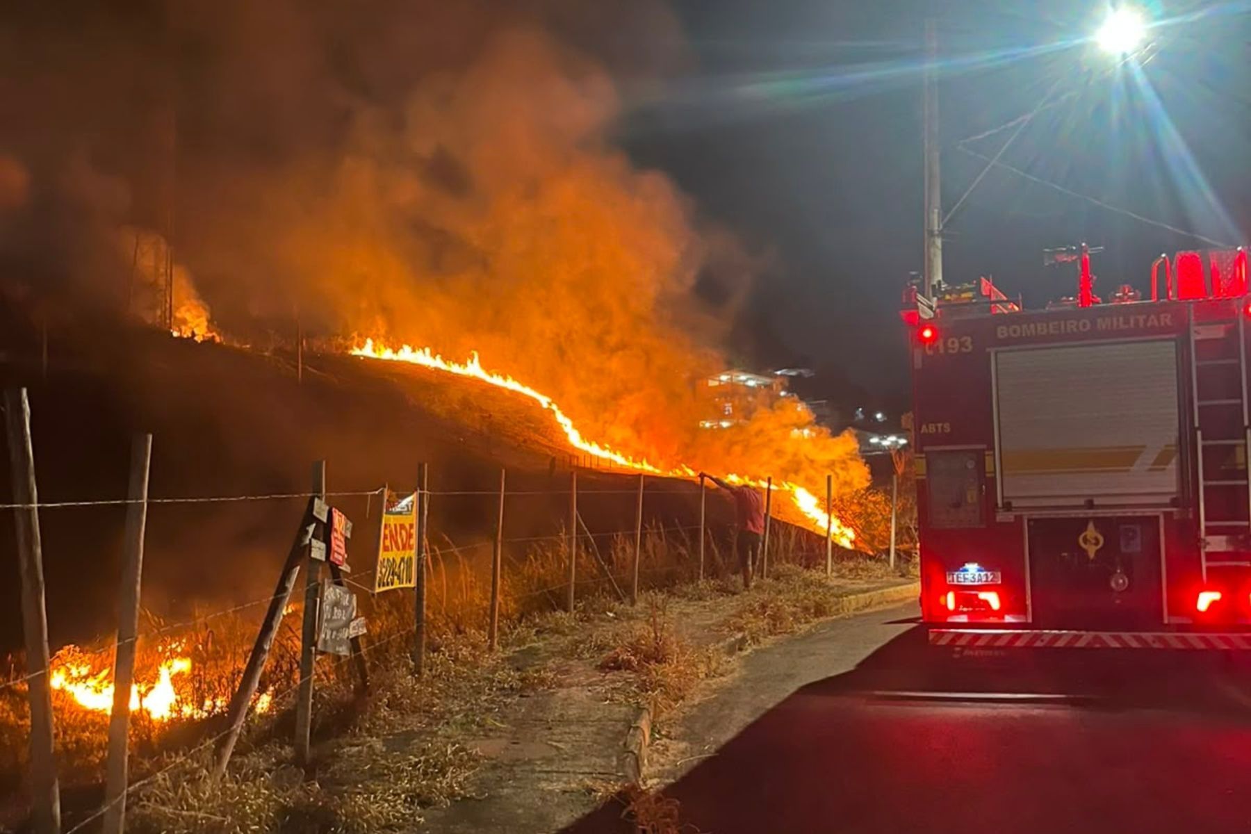 Incêndio atinge área estimada em 10 campos de futebol em Juiz de Fora