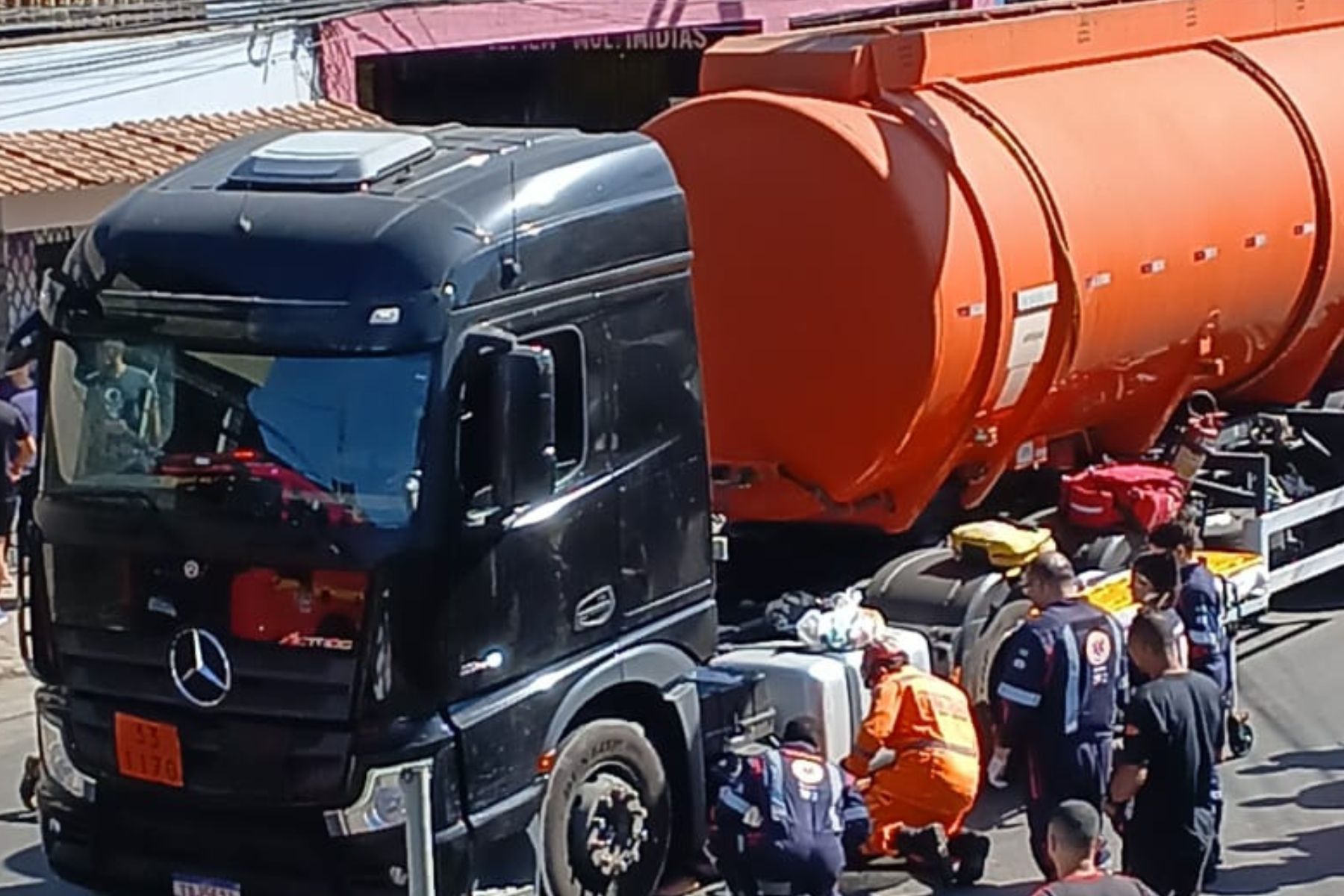 Acidente causa interdição de trânsito no bairro Bom Clima em Juiz de Fora