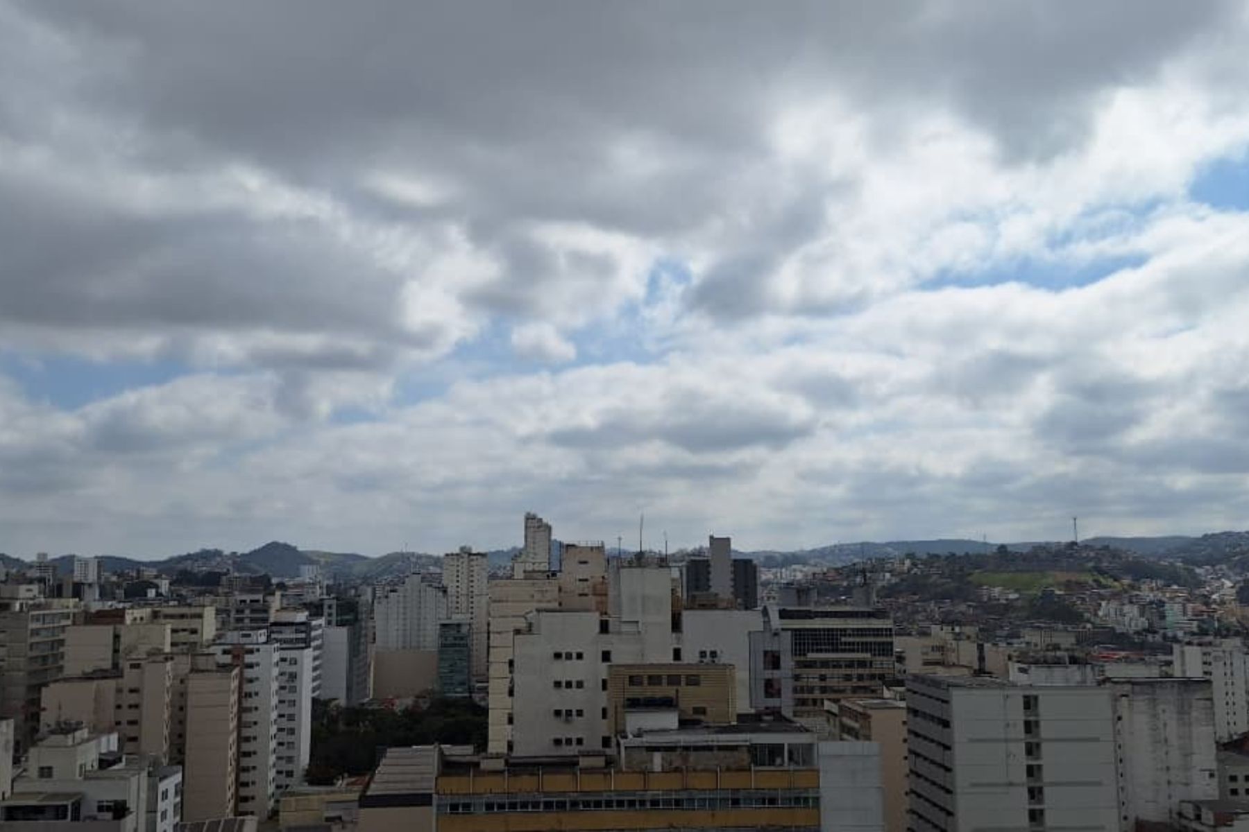 Com céu parcialmente nublado, temperatura deve cair na Zona da Mata