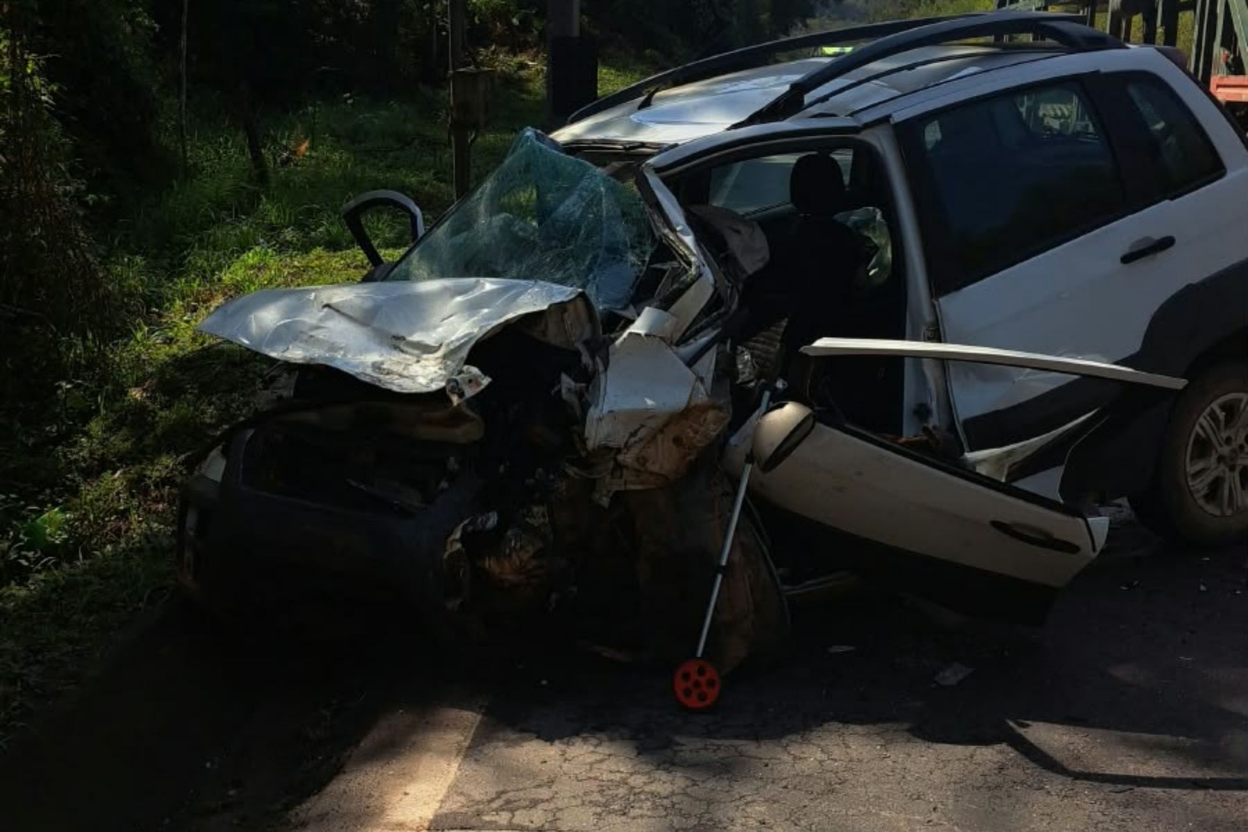 Acidente  deixa uma pessoa morta e outra fica ferida na BR-040 na Zona da Mata