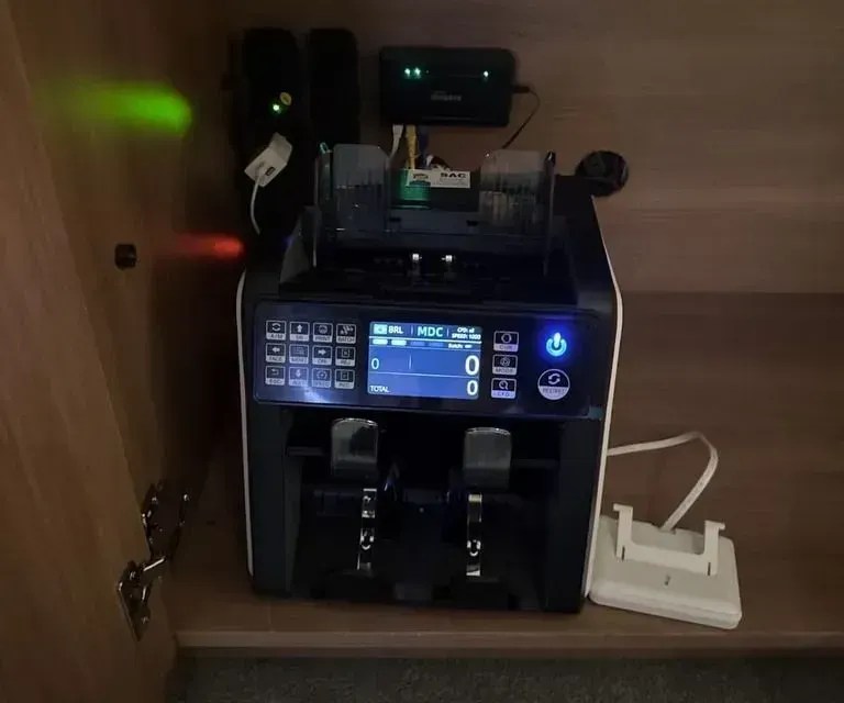 PF encontra máquina de contar dinheiro em operação que mira senador