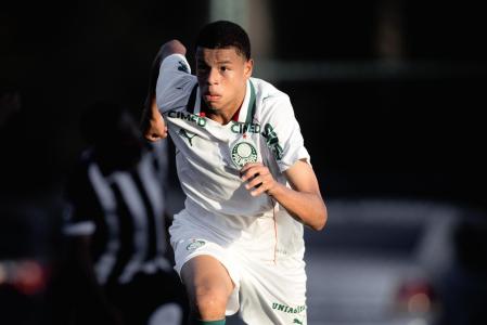 Juan Ramos em ação nas categorias de base do Palmeiras • Divulgação/Acervo pessoal