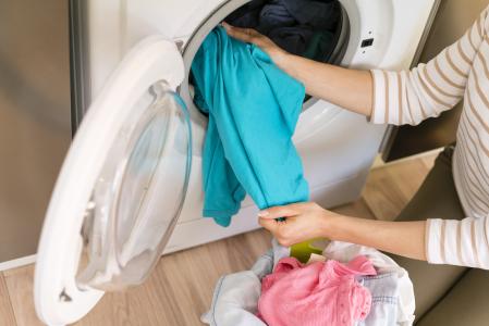 Para roupas durarem mais, a ciência indica o ciclo de lavagem ideal