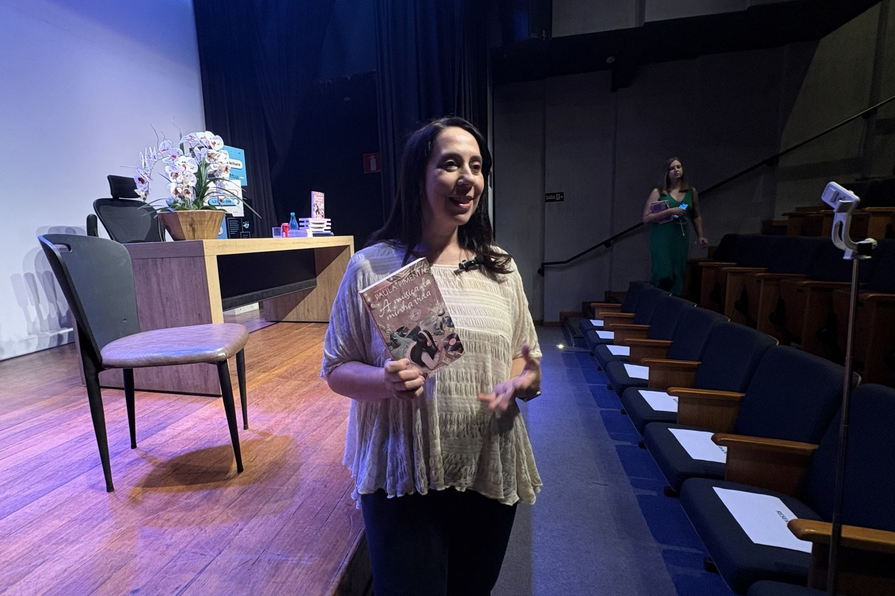 Fãs fazem fila para lançamento de livro e sessão de autógrafos com Paula Pimenta em BH