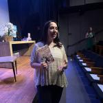Fãs fazem fila para lançamento de livro e sessão de autógrafos com Paula Pimenta em BH