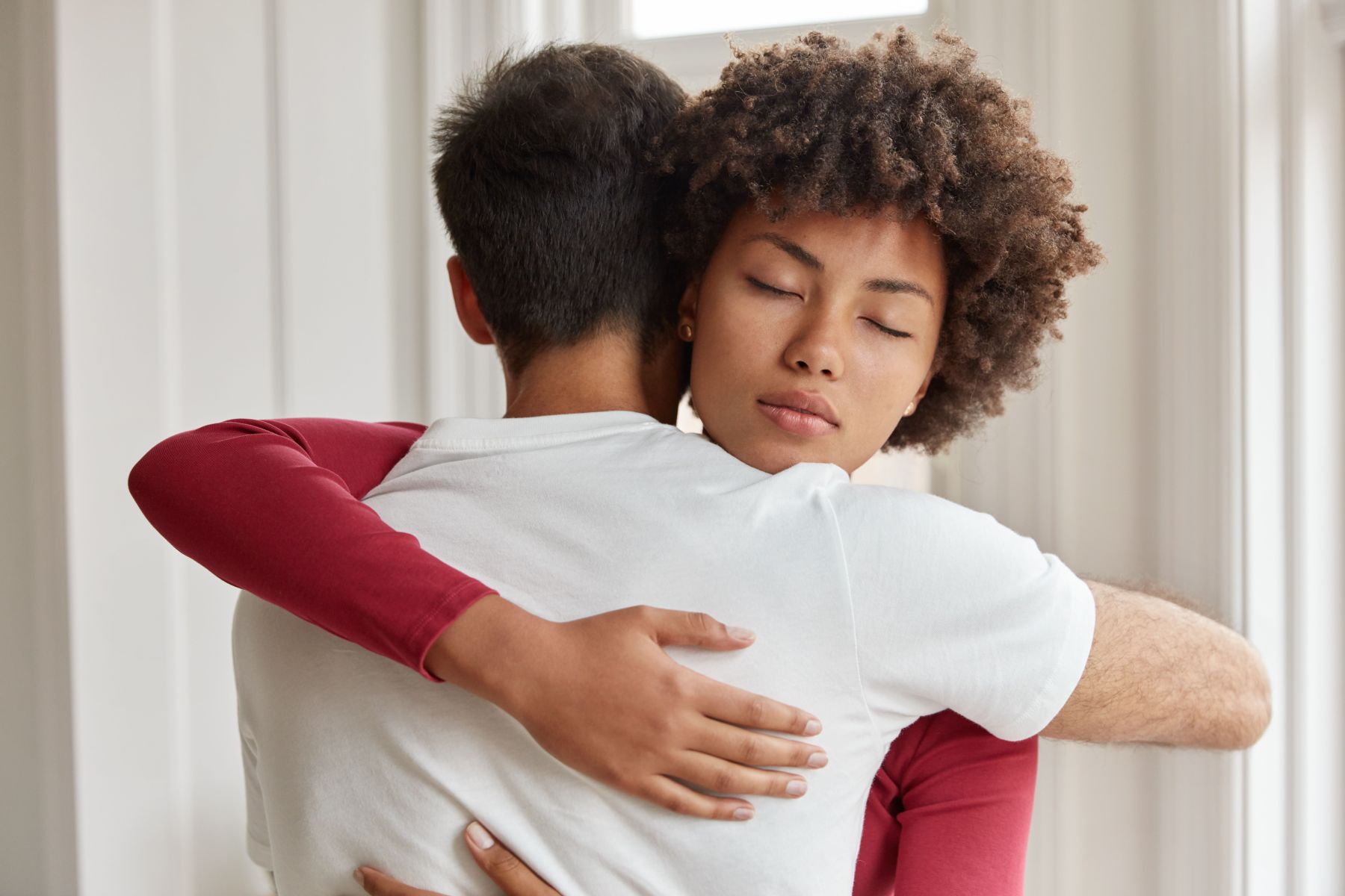 Por que algumas pessoas evitam abraços e contato físico? A psicologia explica