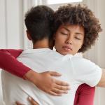 Por que algumas pessoas evitam abraços e contato físico? A psicologia explica