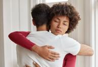 Por que algumas pessoas evitam abraços e contato físico? A psicologia explica
