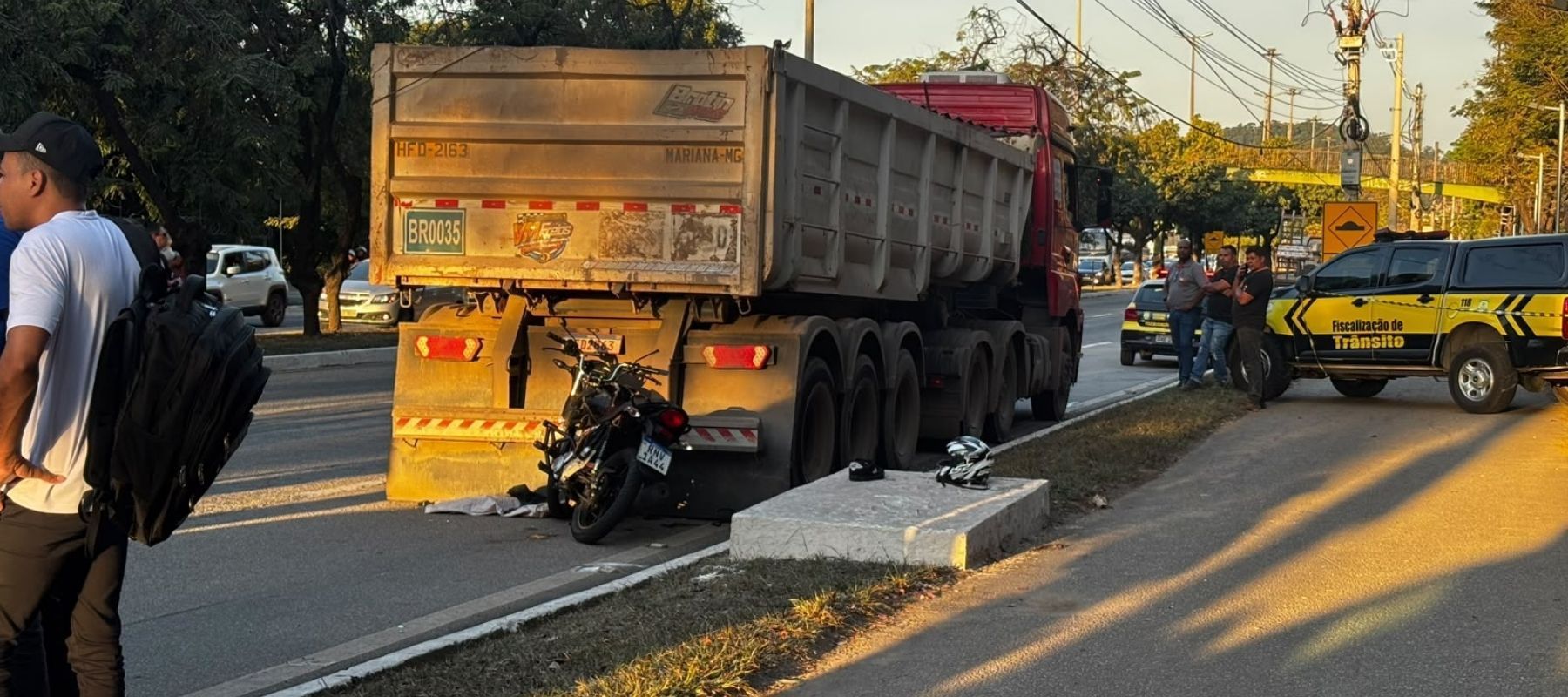 Motociclista morre após colidir contra traseira de carreta na BR-458, em Ipatinga