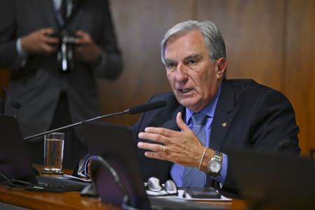 De blazer preto e camisa social azul, o deputado federal Rafael Simões (União) fala em microfone