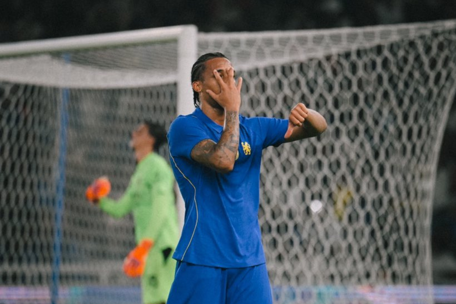 Brasileiro que ficou fora da Copa brilha, e Chelsea goleia Milan em amistoso
