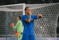 Brasileiro que ficou fora da Copa brilha, e Chelsea goleia Milan em amistoso