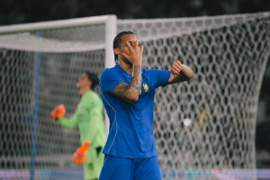 Brasileiro que ficou fora da Copa brilha, e Chelsea goleia Milan em amistoso