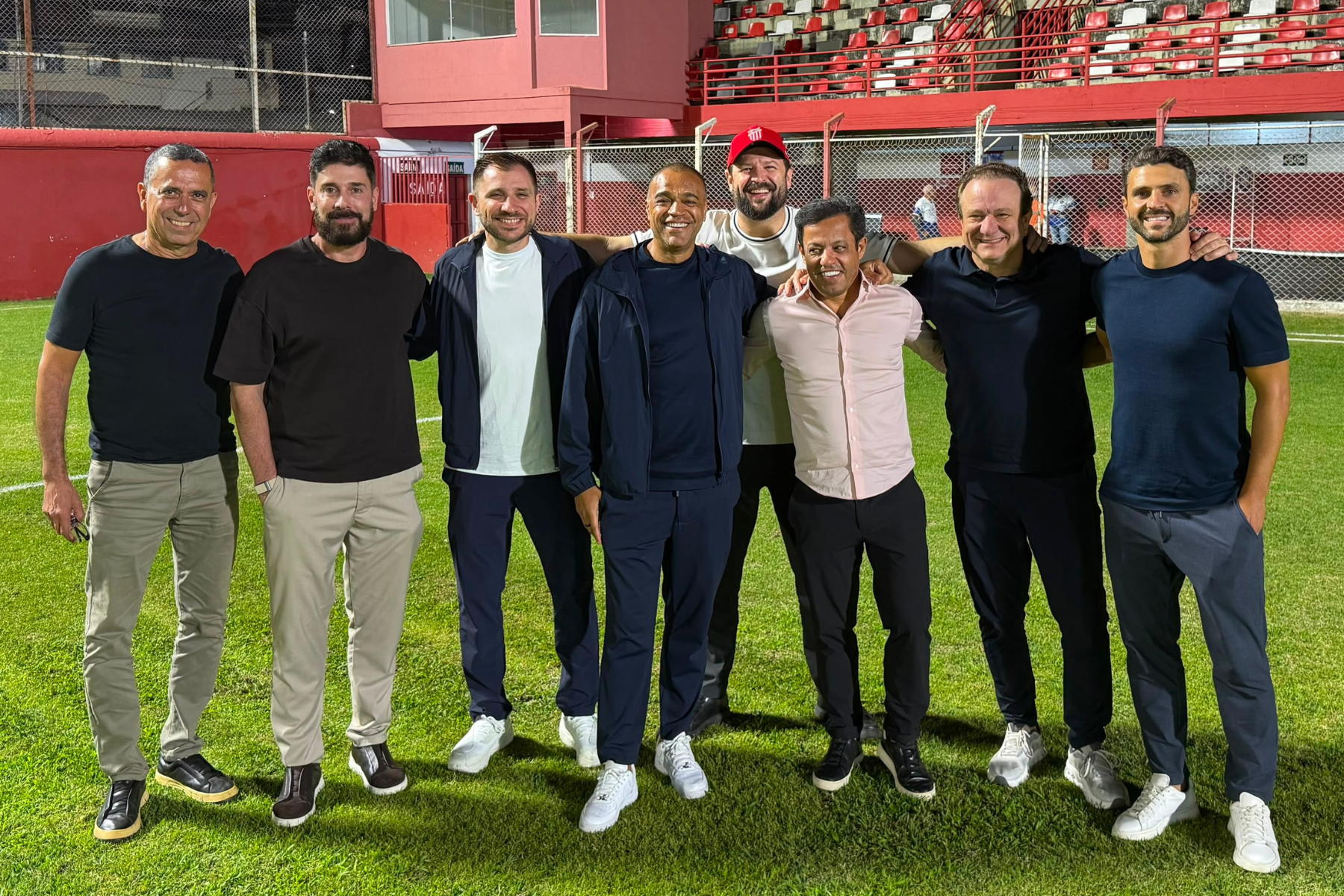 Pentacampeão com a Seleção Brasileira, Denilson visita Villa Nova, em Nova Lima