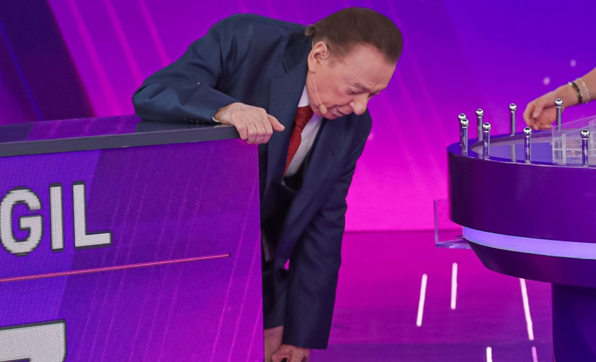 Raul Gil perde as calças, e Patrícia tem a melhor reação: 'Foi o Silvio Santos'