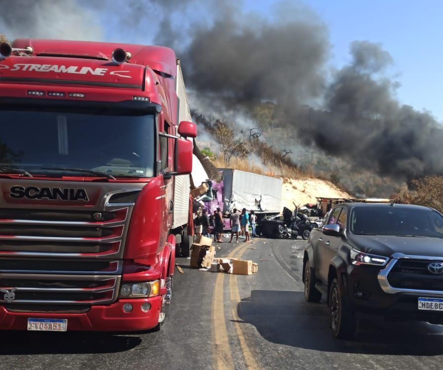 Acidente envolvendo quatro carretas deixa uma pessoa morta e interdita BR-251 em Francisco Sá