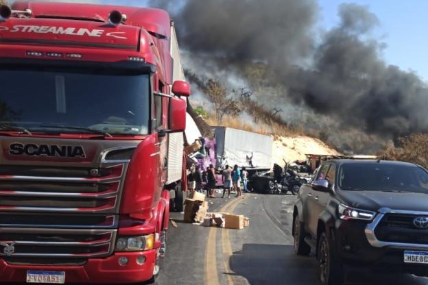 Acidente envolvendo 4 carretas deixa uma pessoa morta e interdita BR-251, em MG