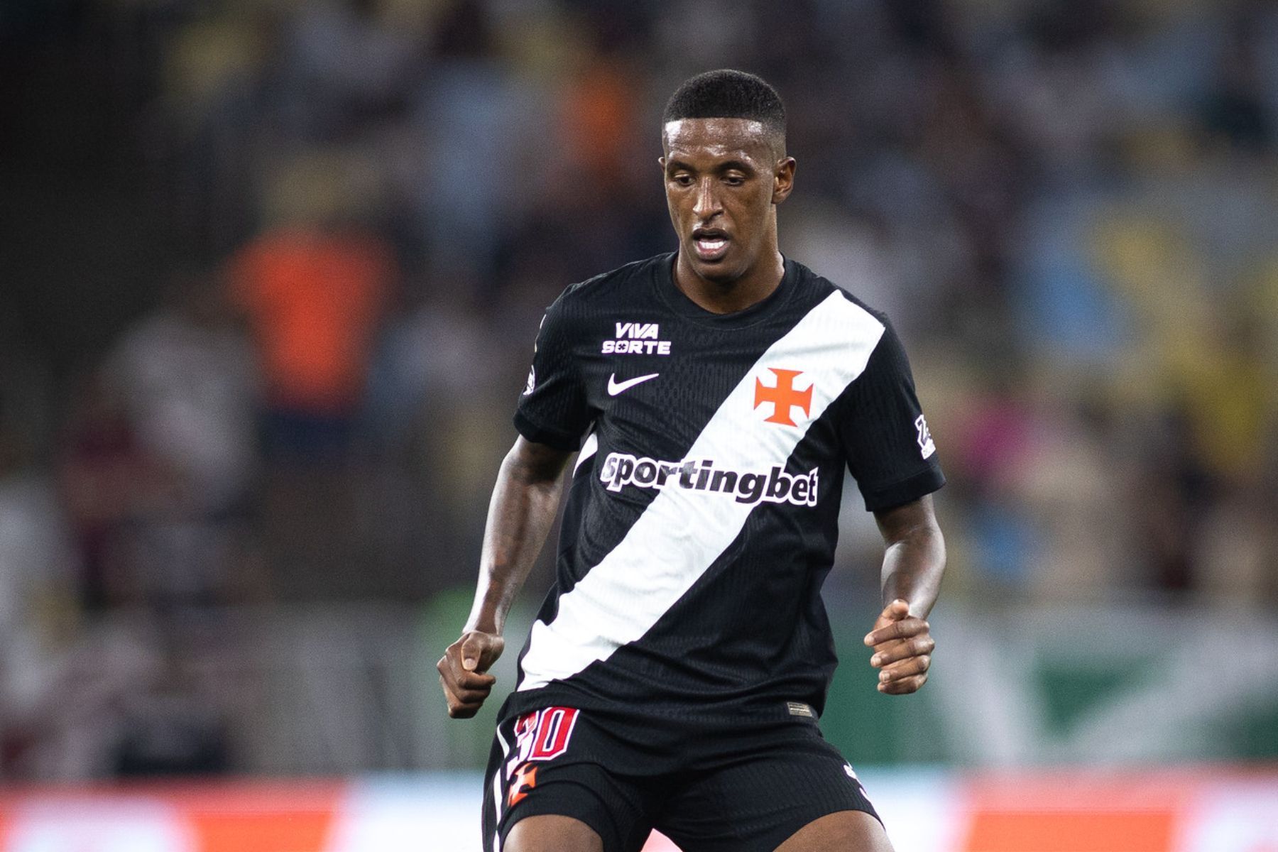 Pedro Emanuel celebra sequência do Vasco sem sofrer gols na temporada