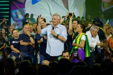 Ronaldo Caiado em palco com microfone discursando em campanha política