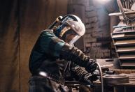 Como remover ferrugem de portões sem lixar: técnica de serralheiro economiza tempo