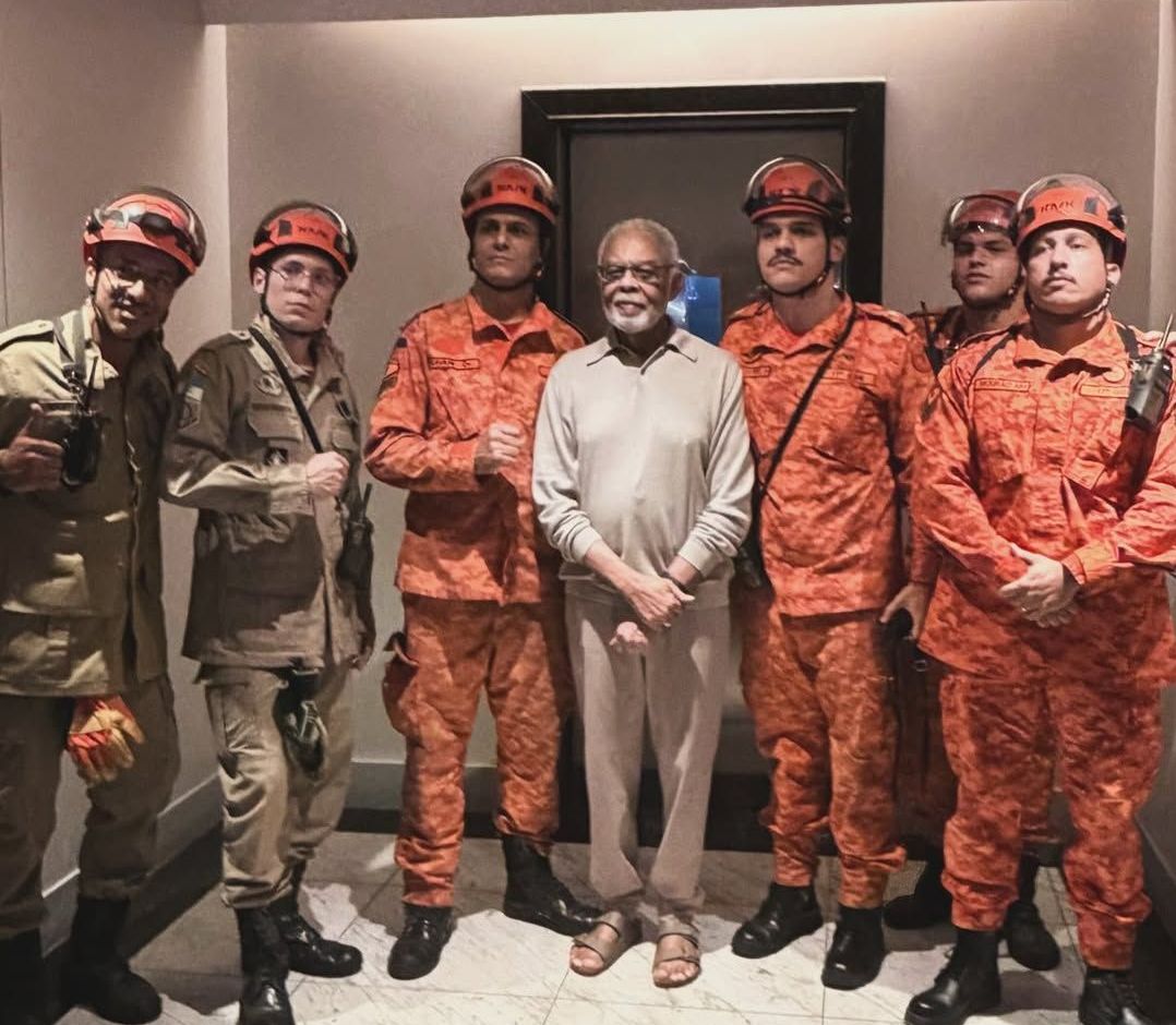 Gilberto Gil fica preso em elevador e posa com bombeiros após resgate