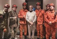 Gilberto Gil fica preso em elevador e posa com bombeiros após resgate