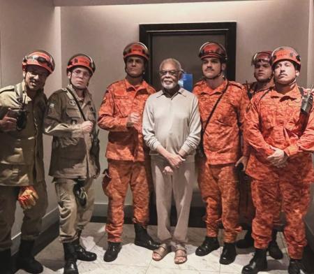 Gil posou ao lado de militares dos bombeiros