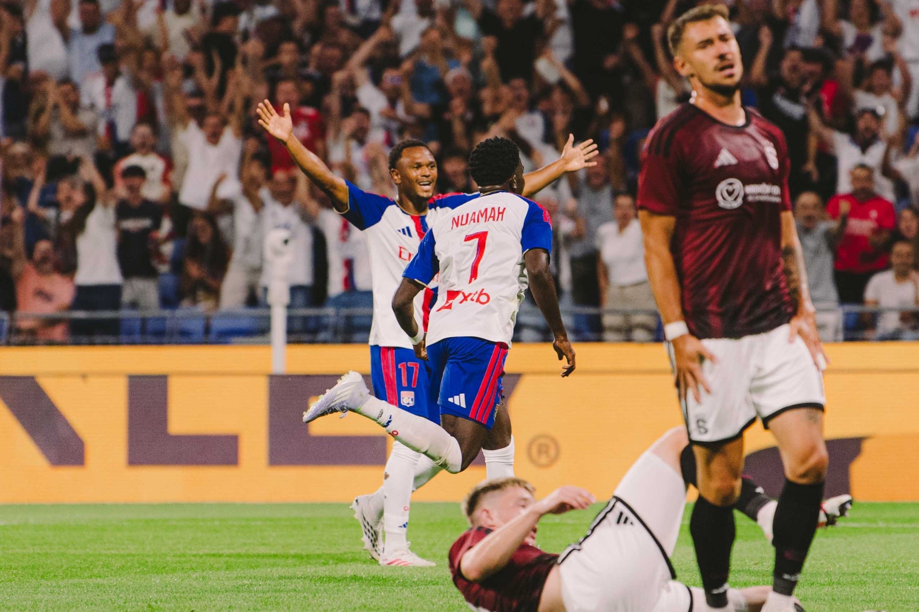 Com um a mais, Lyon goleia Sparta Praga na França e avança na Champions