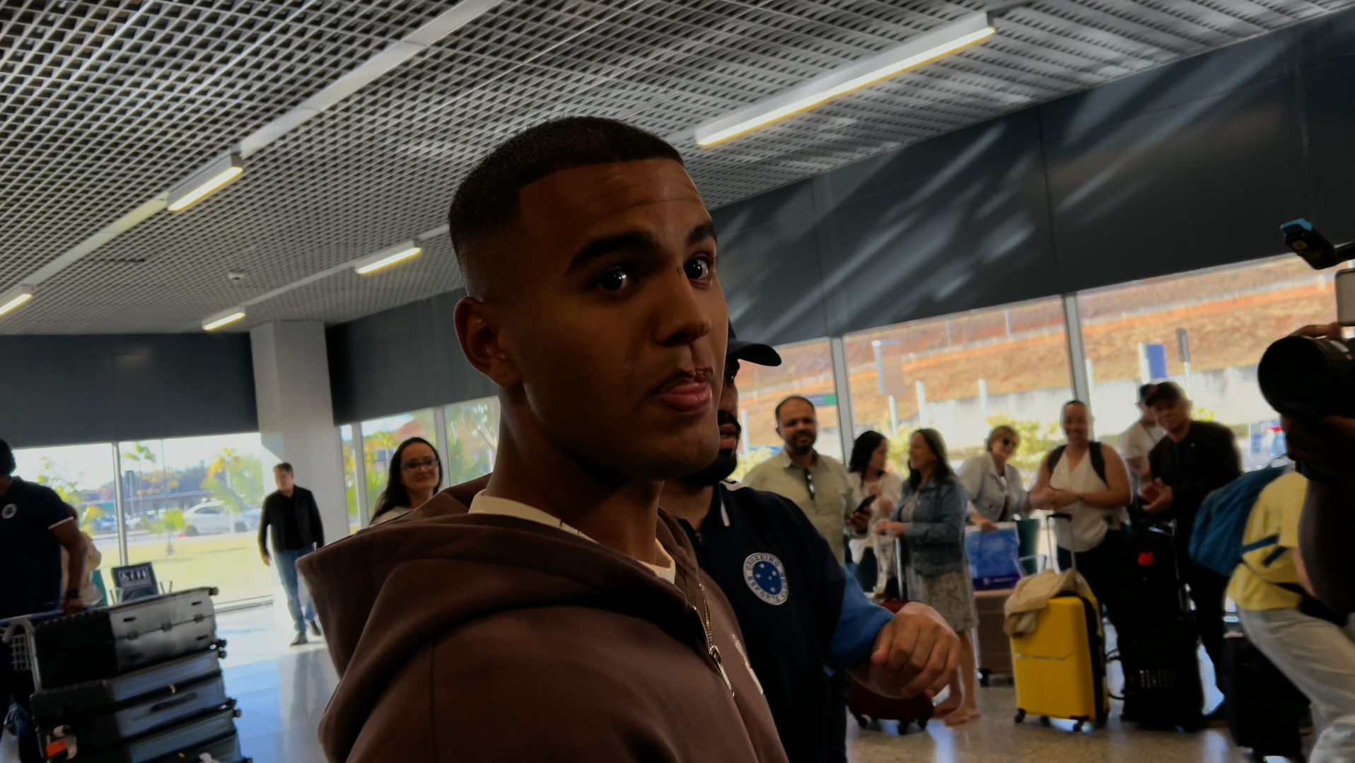 Reforço na área: João Costa chega a BH para assinar com o Cruzeiro