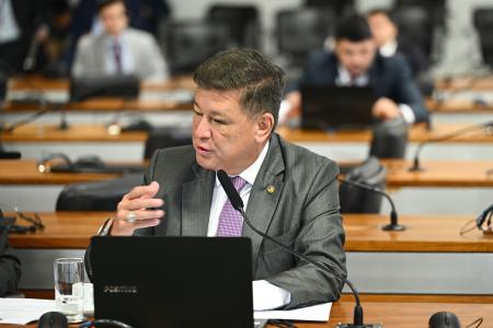 Carlos Viana, de terno cinza escuro e camisa branca, fala ao microfone no Senado