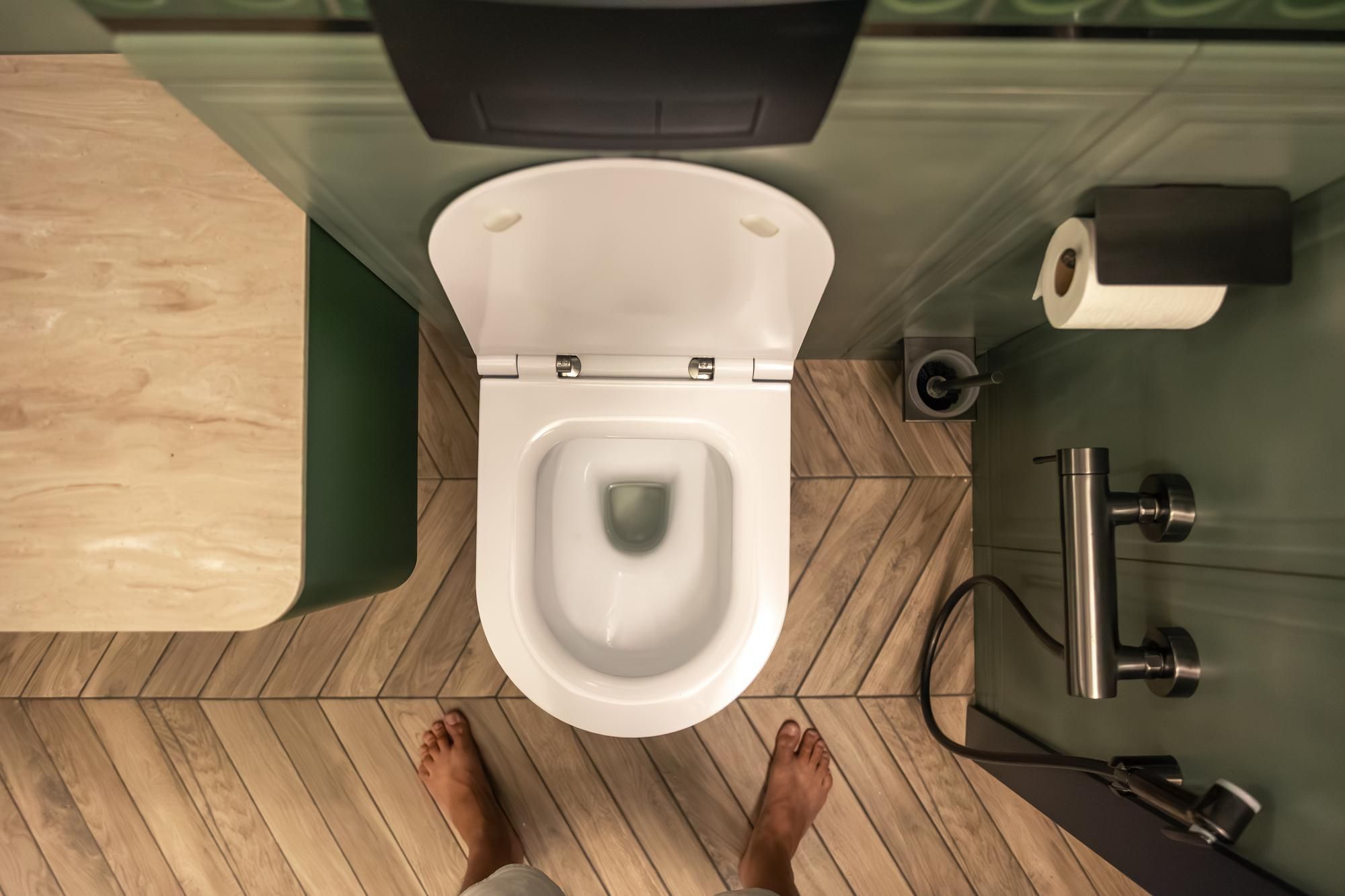 Bicarbonato de sódio ao redor do vaso sanitário: descubra o truque caseiro simples