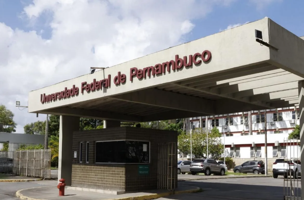 UFPE abre concurso com mais de 100 vagas e salários de até R$ 5,2 mil; veja